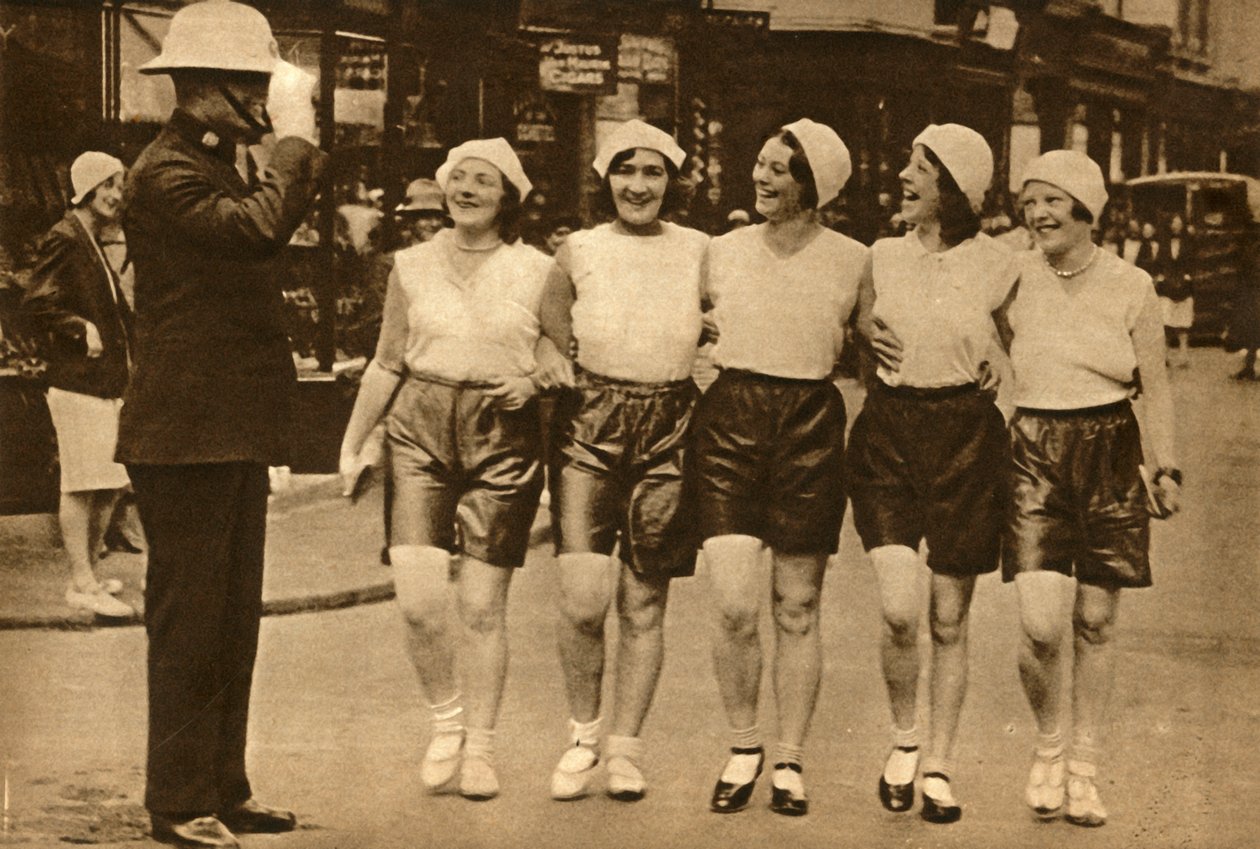 Naiset shortseissa, 1930, 1933. tekijältä Unbekannt