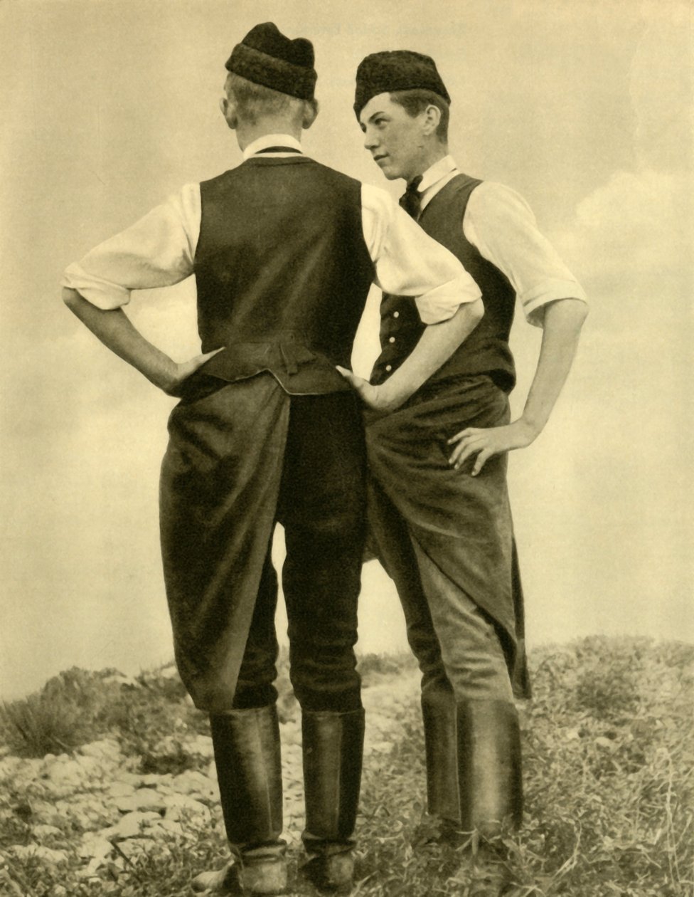 Nuoret miehet perinteisissä pukuissa, Burgenland, Itävalta, 1935. tekijältä Unbekannt
