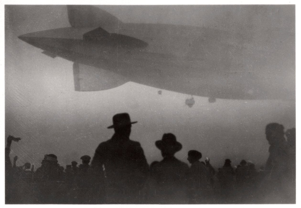 Zeppelin LZ 126 nouseva sumussa, c1924-1933 1933 tekijältä Unbekannt