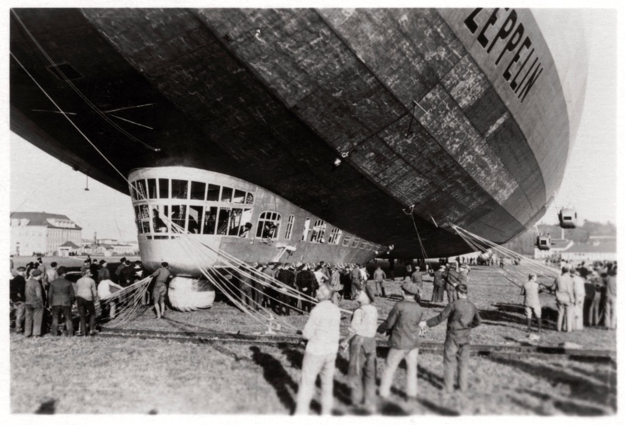 Zeppelin LZ 127 Graf Zeppelin laskeutumisen jälkeen, 1933 tekijältä Unbekannt