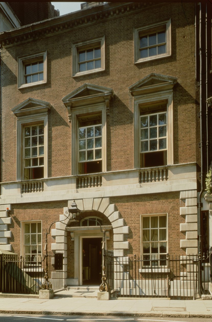 Sisäänkäynti osoitteeseen nro 44 Berkeley Square, Lontoo tekijältä Unbekannt Unbekannt