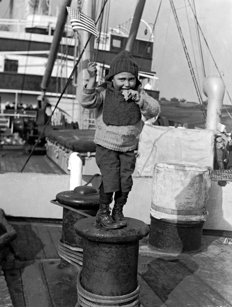 Lapsi saapuu Ellis Islandille tekijältä Unbekannt Unbekannt