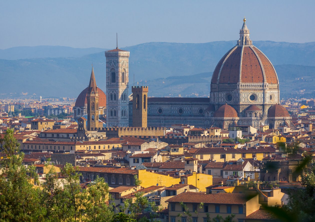Firenze, Toscana, Italia. Näkymä kaupungin yli Duomolle - Santa Maria del Fioren katedraalille - ja Campanilelle Piazzale Michelangelolta. tekijältä Unbekannt Unbekannt