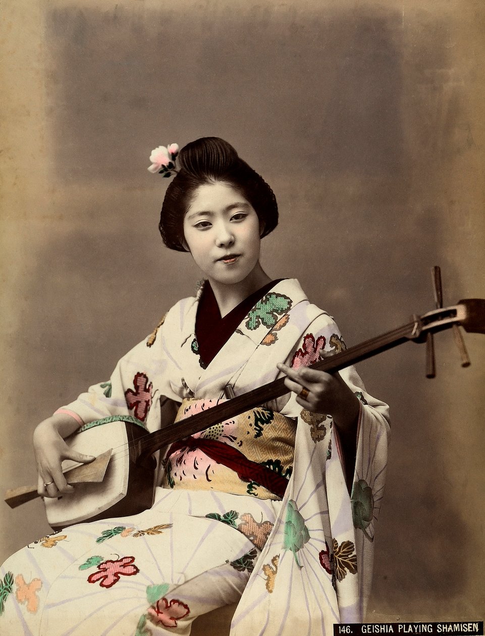 Geisha leikkimässä shamisenia (värillinen kuva) tekijältä Unbekannter Künstler