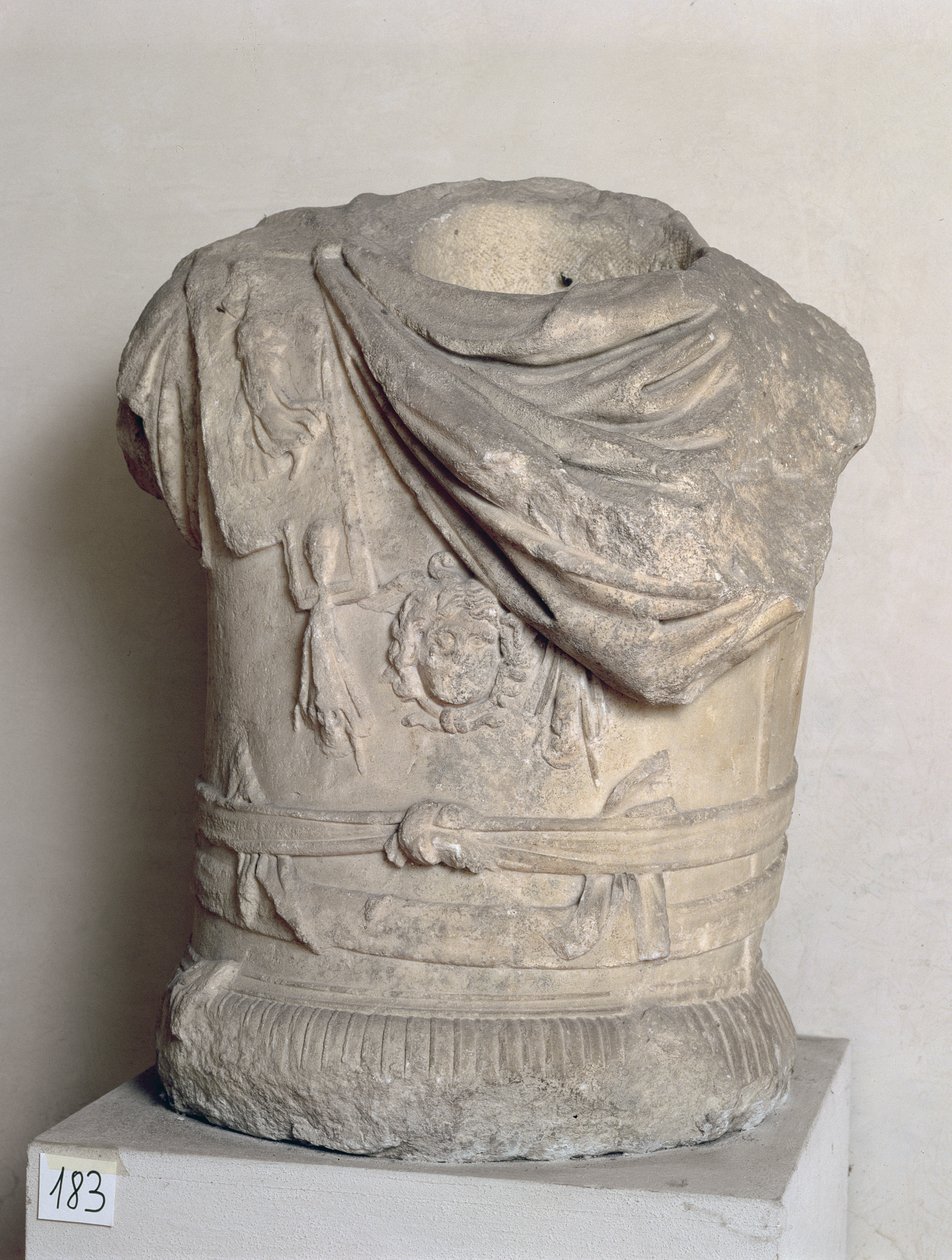Cuirass, roomalainen (marmori) tekijältä Unbekannt