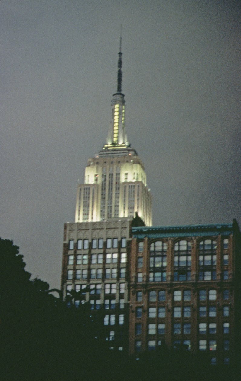 Empire State Building yöllä (kuva) tekijältä Unbekannt