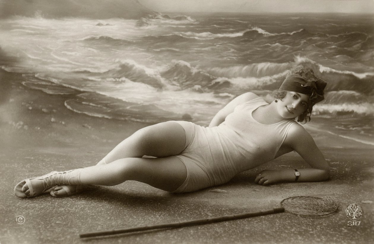 Nainen uimapuvussa, c. 1900-luvun alku (postikortti) tekijältä Alec Hunter
