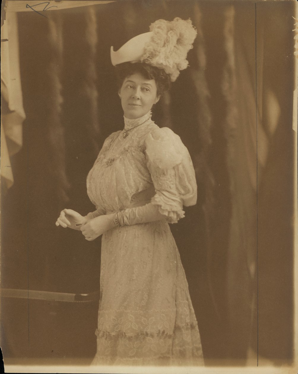 Rouva Lon Stephens, neiti Margaret Nelson. Yllään pitsi korkea mekko ja pullea hattu tekijältä Unknown