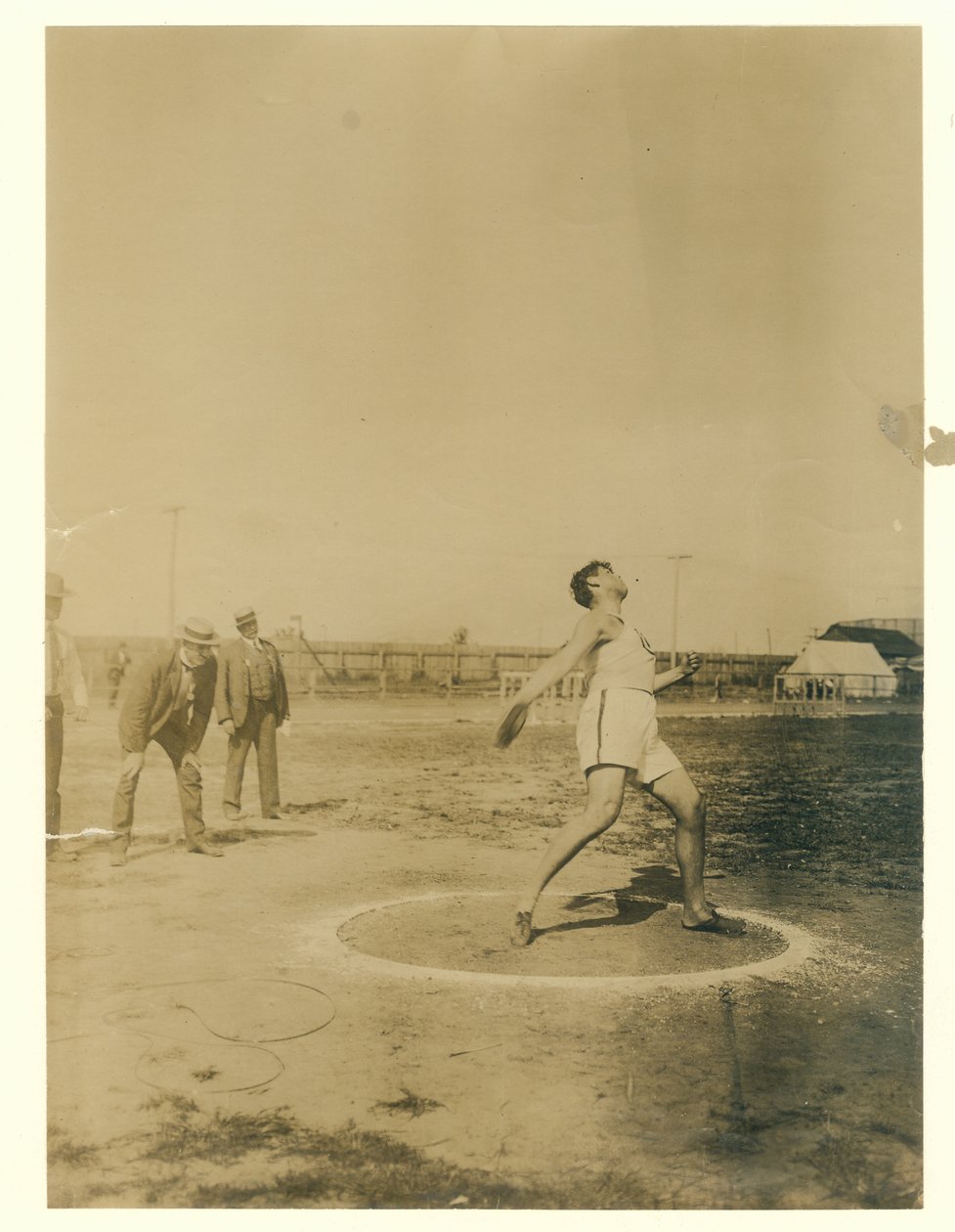 Ralph W.Rose, Chicago Athletic Association, heittää kiekkoa tekijältä Unknown