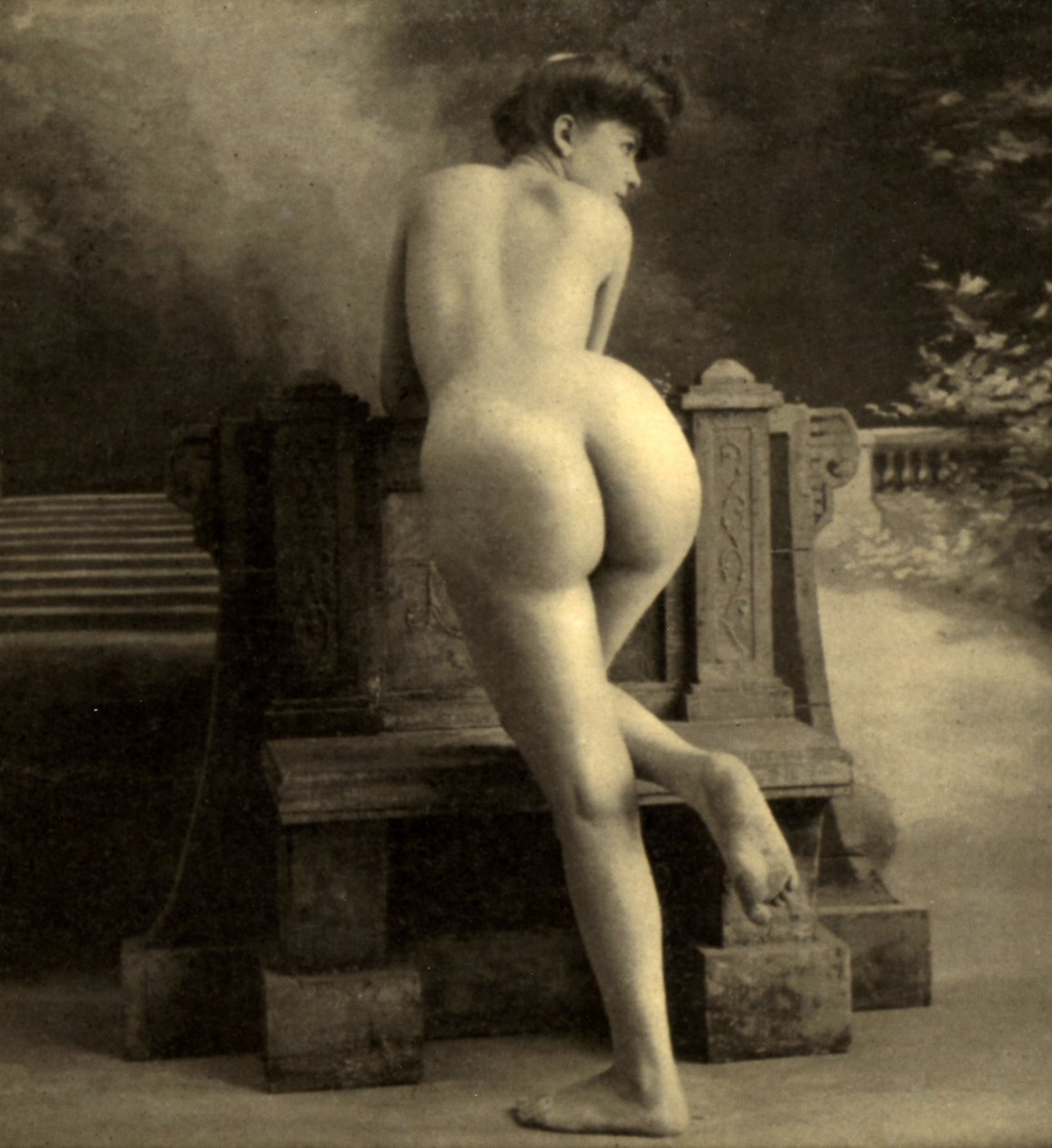 Nainen alastonkuva, n. 1900 (seepiakuva) tekijältä Unknown