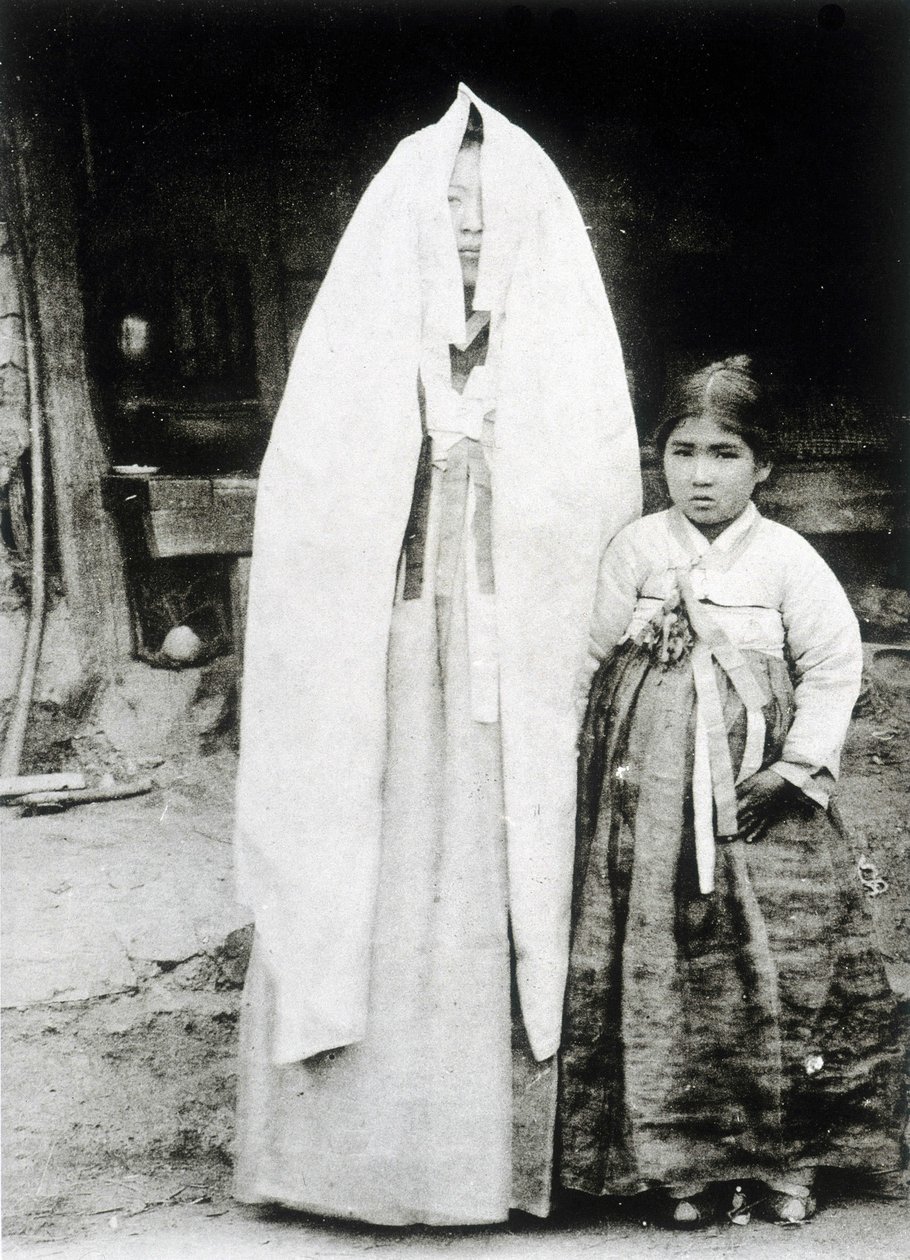 Korealainen nainen ja nuori tyttö tekijältä Unknown photographer