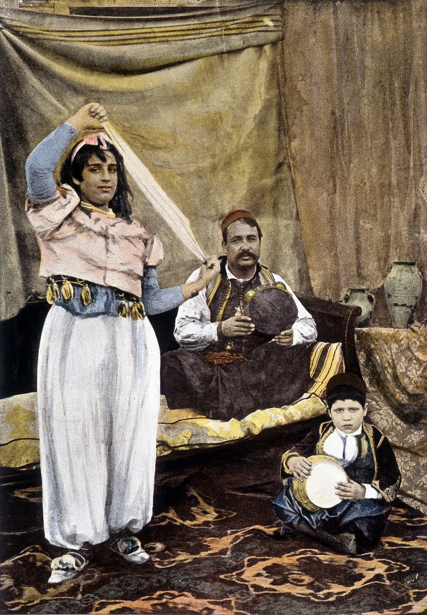 Tunisialainen tanssija. 1800-luvun valokuvaus. tekijältä Unknown photographer