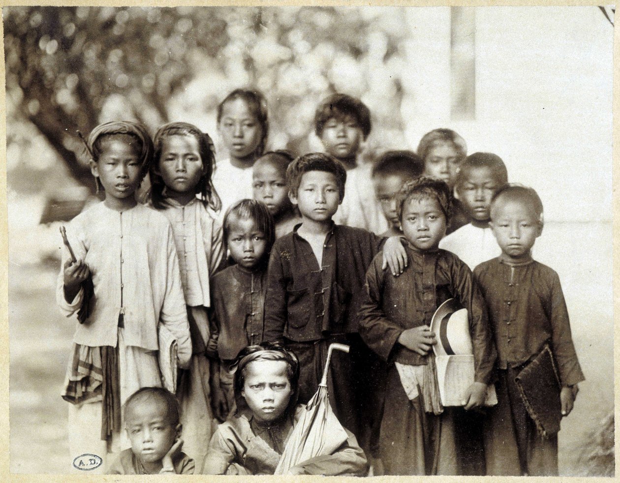 Vietnamilainen lastenryhmä, v. 1895. tekijältä Unknown photographer