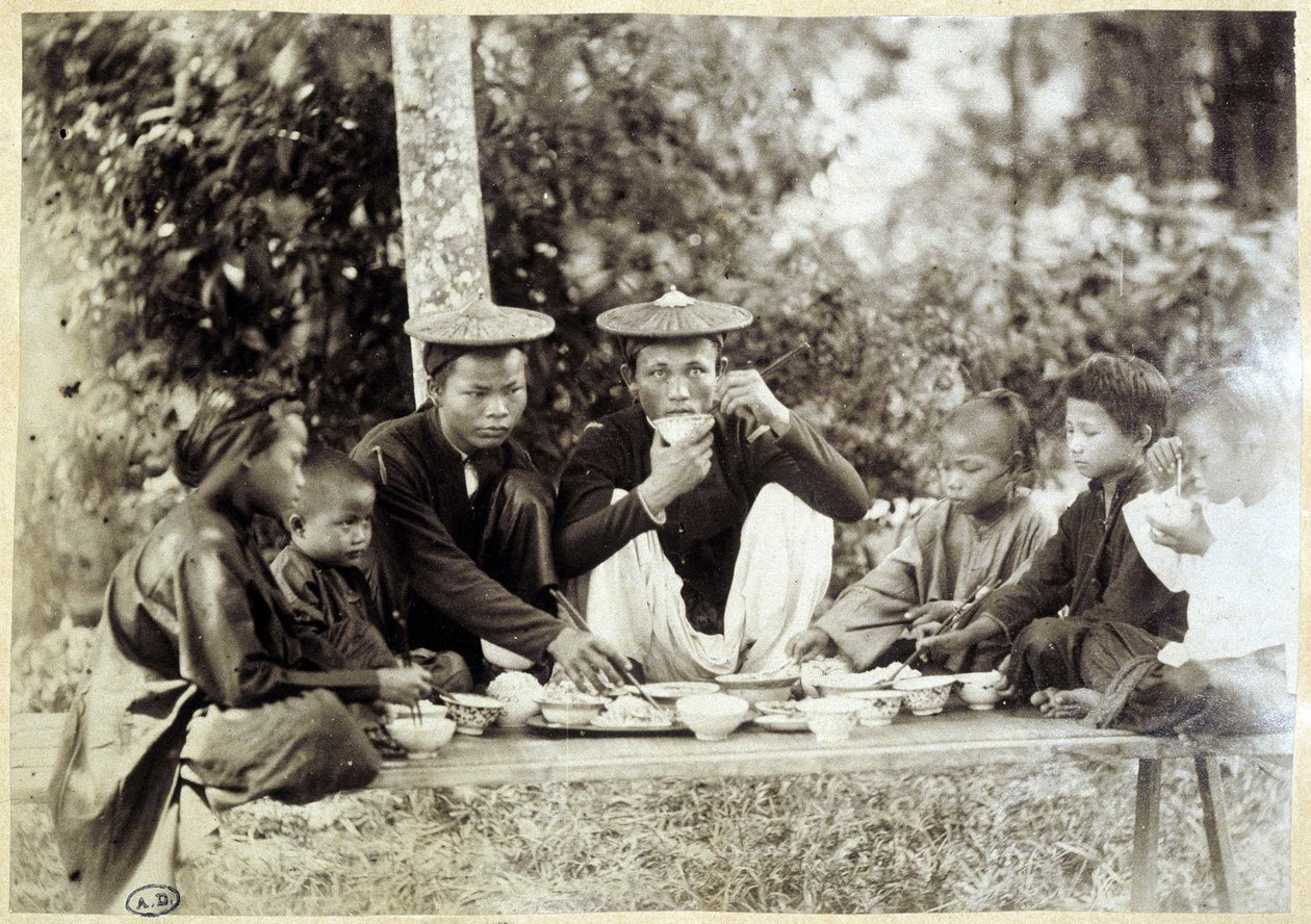 Vietnamilainen aterialla, v.1895. tekijältä Unknown photographer