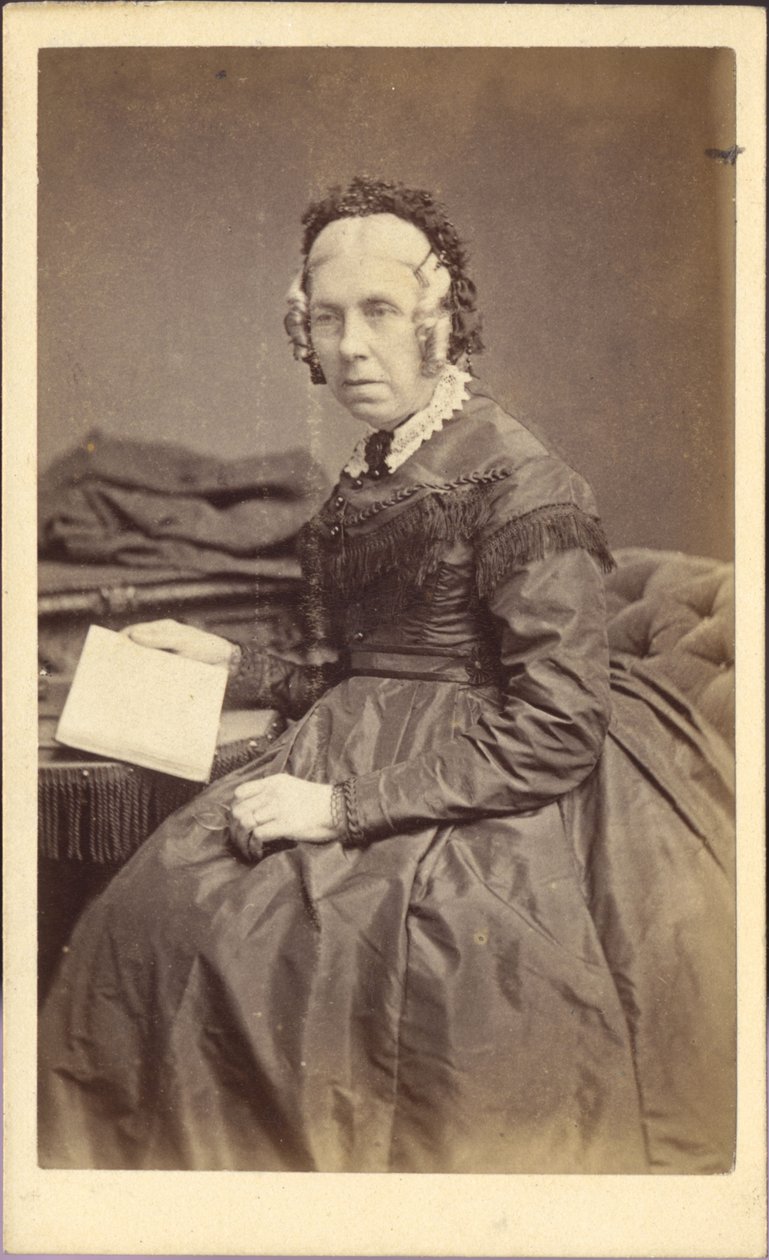 Nainen kirjan kanssa, n. 1860 (valokuva) tekijältä Unknown photographer