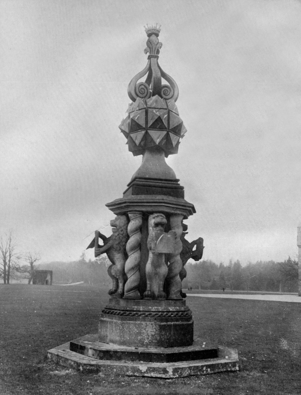 Aurinkokello, Glamis Castle, 1924-1926. tekijältä Valentine and Sons Ltd
