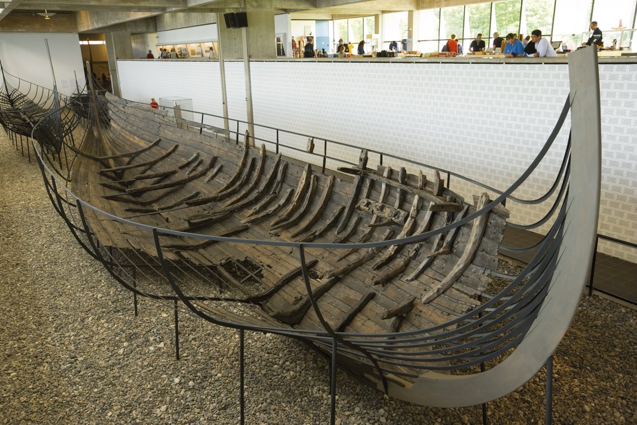 Säilytetty ja uusittu pitkävene tekijältä Viking