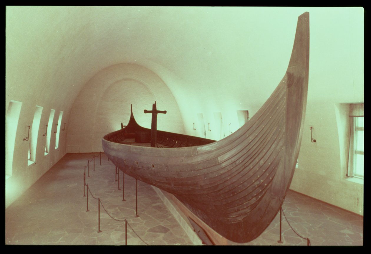 Gokstadin pitkälaiva (puu) tekijältä Viking