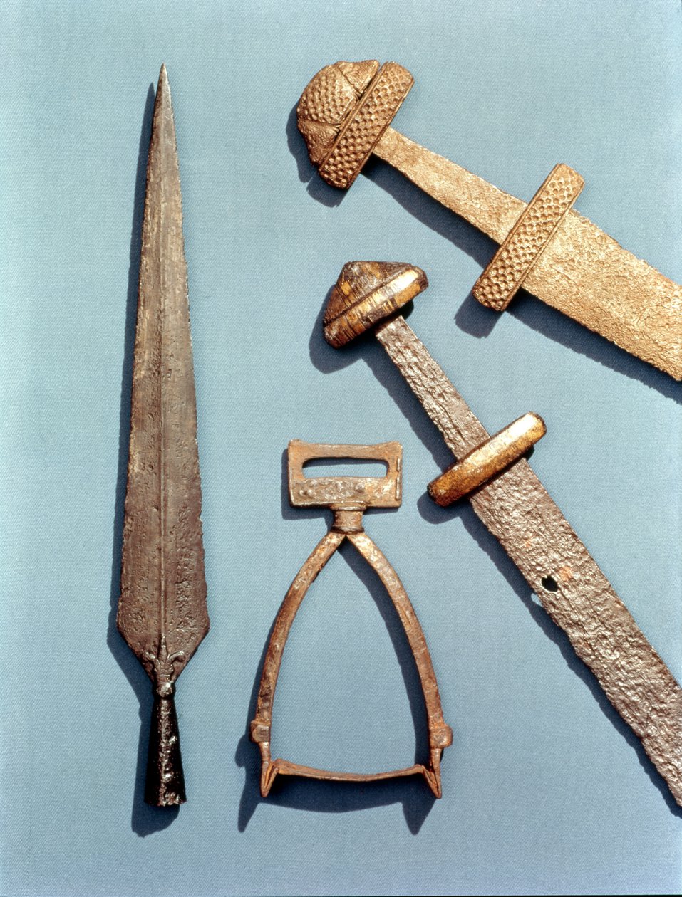 Viikinkimiekat, jalustin ja keihäänkärki (yksityiskohdat) tekijältä Viking