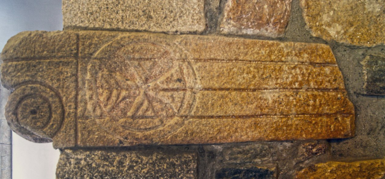 Visigoottilaiset kaiverrukset São Pedro de Balsemãon kappelissa, Sé, Lamego, Portugali n. 599 (graniitti) tekijältä Visigothic