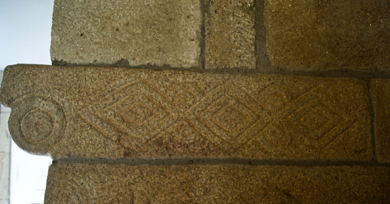 Visigoottilaiset kaiverrukset São Pedro de Balsemãon kappelissa, Sé, Lamego, Portugali n. 599 (graniitti) tekijältä Visigothic