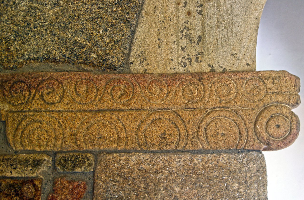 Visigoottien kaiverruksia São Pedro de Balsemãon kappelissa, Sé, Lamego, Portugali noin 599 (graniitti). tekijältä Visigothic
