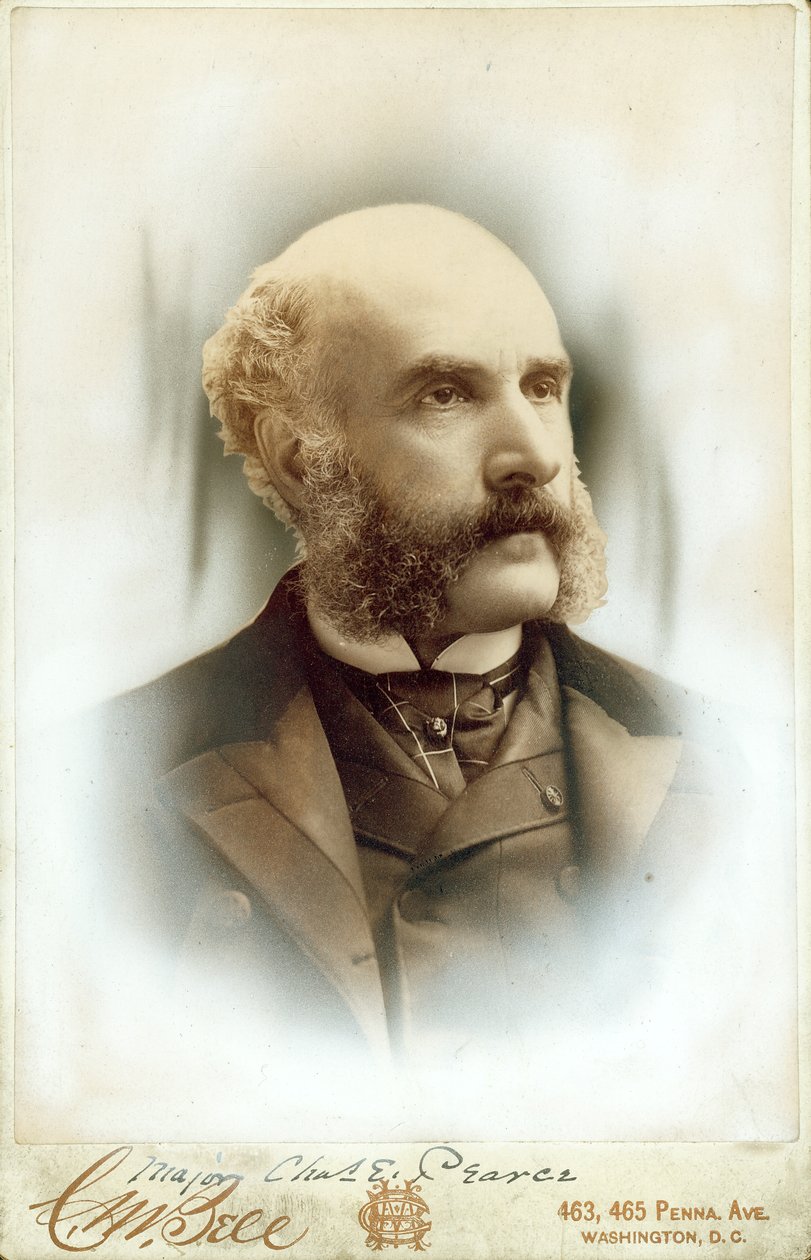 Rintakuva Charles E.Pearcesta, jolla on puku, liivi ja solmio tekijältä Washington D.C. C.M. Bell