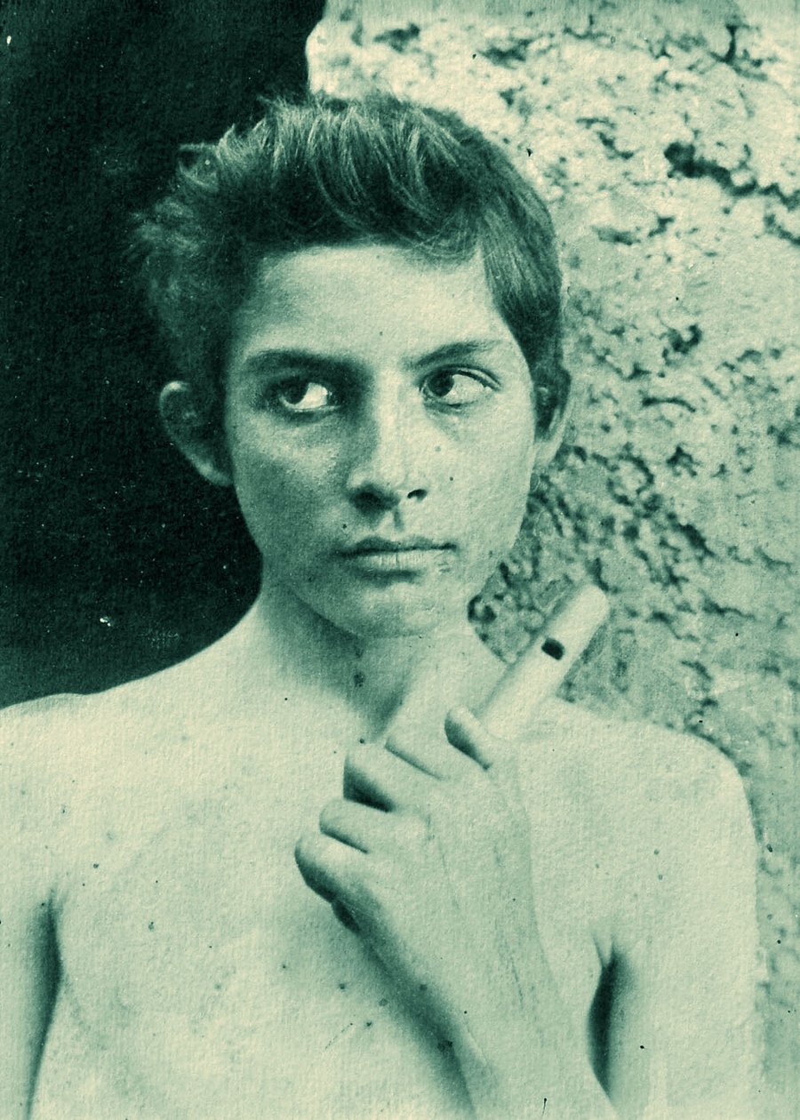 Muotokuva sisilialaispojasta pitelemässä huilua, c. 1899 tekijältä Baron Wilhelm von Gloeden
