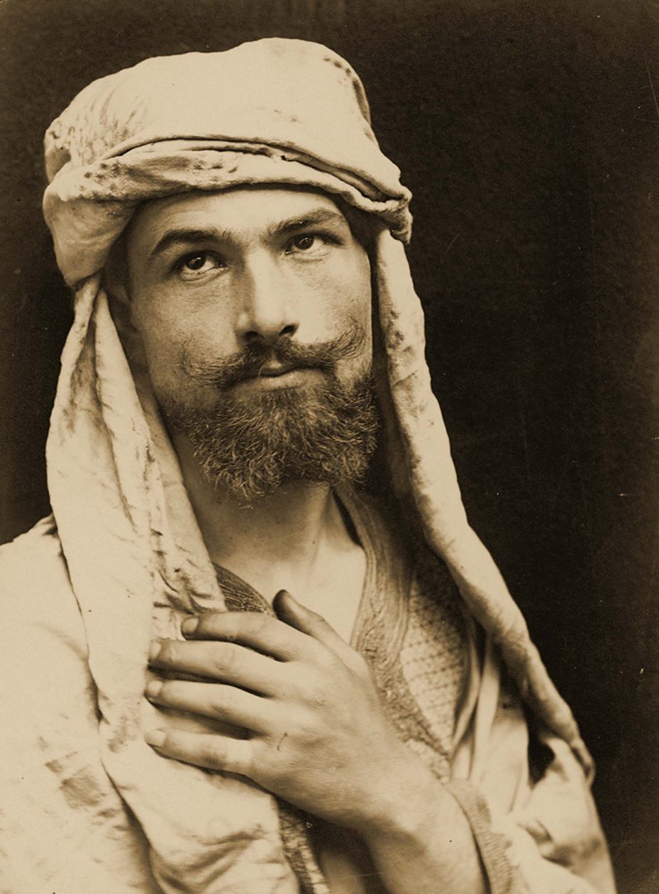 Paroni Wilhelm von Gloedenin (1856 – 1931) omakuva arabialaisessa asussa, n. 1890 (seepiakuva). tekijältä Baron Wilhelm von Gloeden