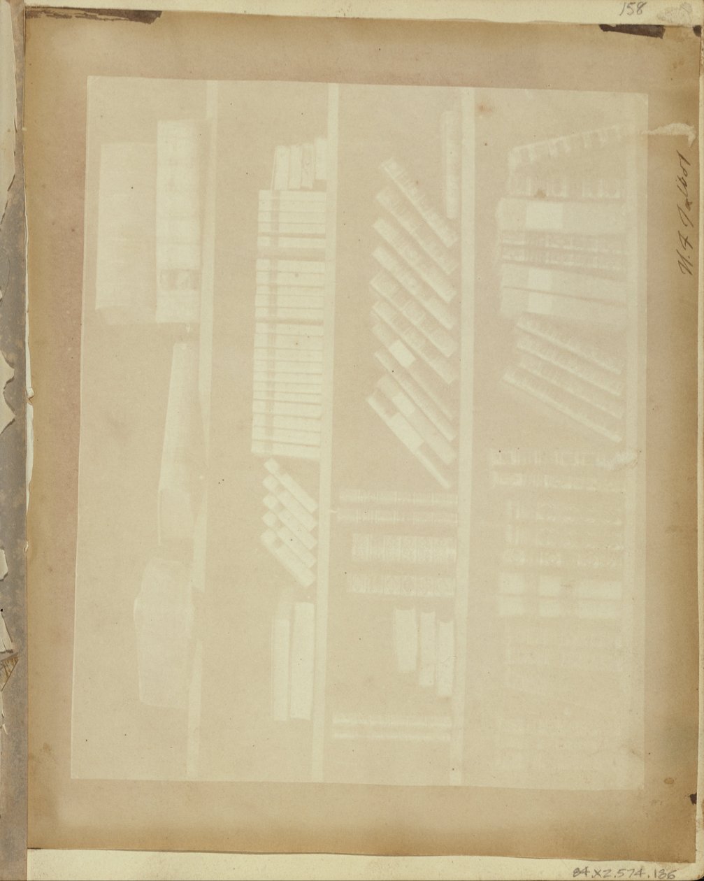 Kirjoja neljällä hyllyllä. tekijältä William Henry Fox Talbot