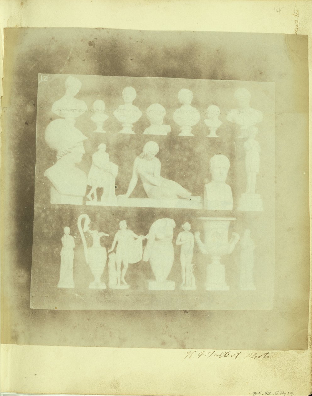 Hyllyt kolmella hyllyllä, Lacockin luostarin pihalla). tekijältä William Henry Fox Talbot