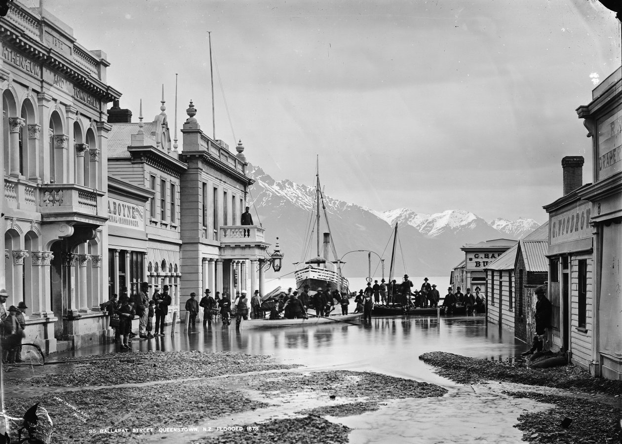 Ballarat Street, Queenstown, NZ, tulvii 1878 tekijältä William P. Hart