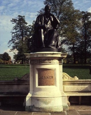 Tri Edward Jennerin patsas (pronssi) tekijältä William Calder Marshall