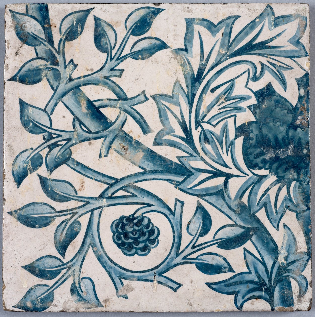 Sininen kukka-aihe. Tiili, 1870-1880 luvut. tekijältä William Morris