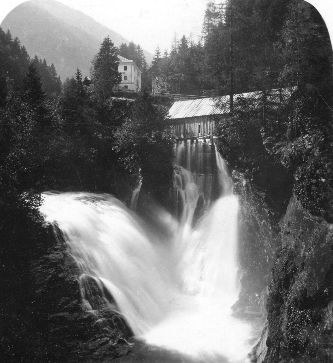 Vesiputous Badgasteinissa, Itävallassa, 1900-luku. tekijältä Wurthle and Sons