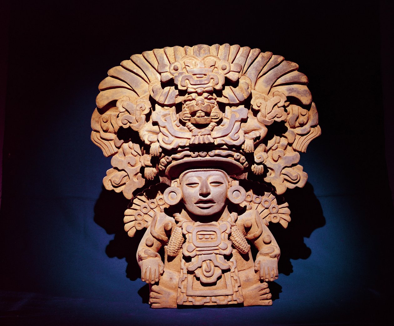 Maissijumalaa esittävä uurna, Monte Alban III -tyyliä (keramiikka). tekijältä Zapotec