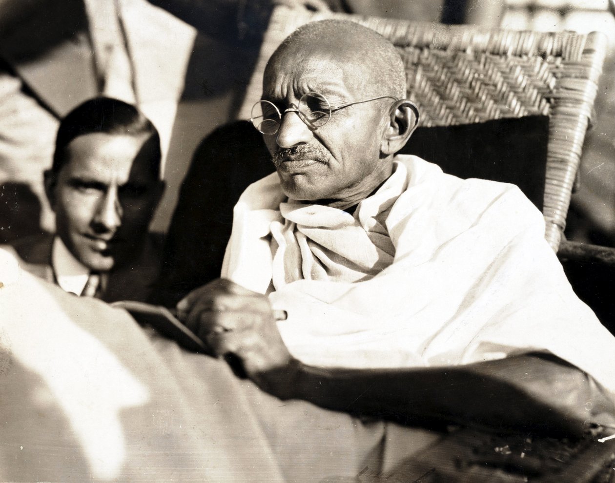 Mahatma Gandhi SS "Rajputanalla" tekijältä Frederick (attr. to) Barnard