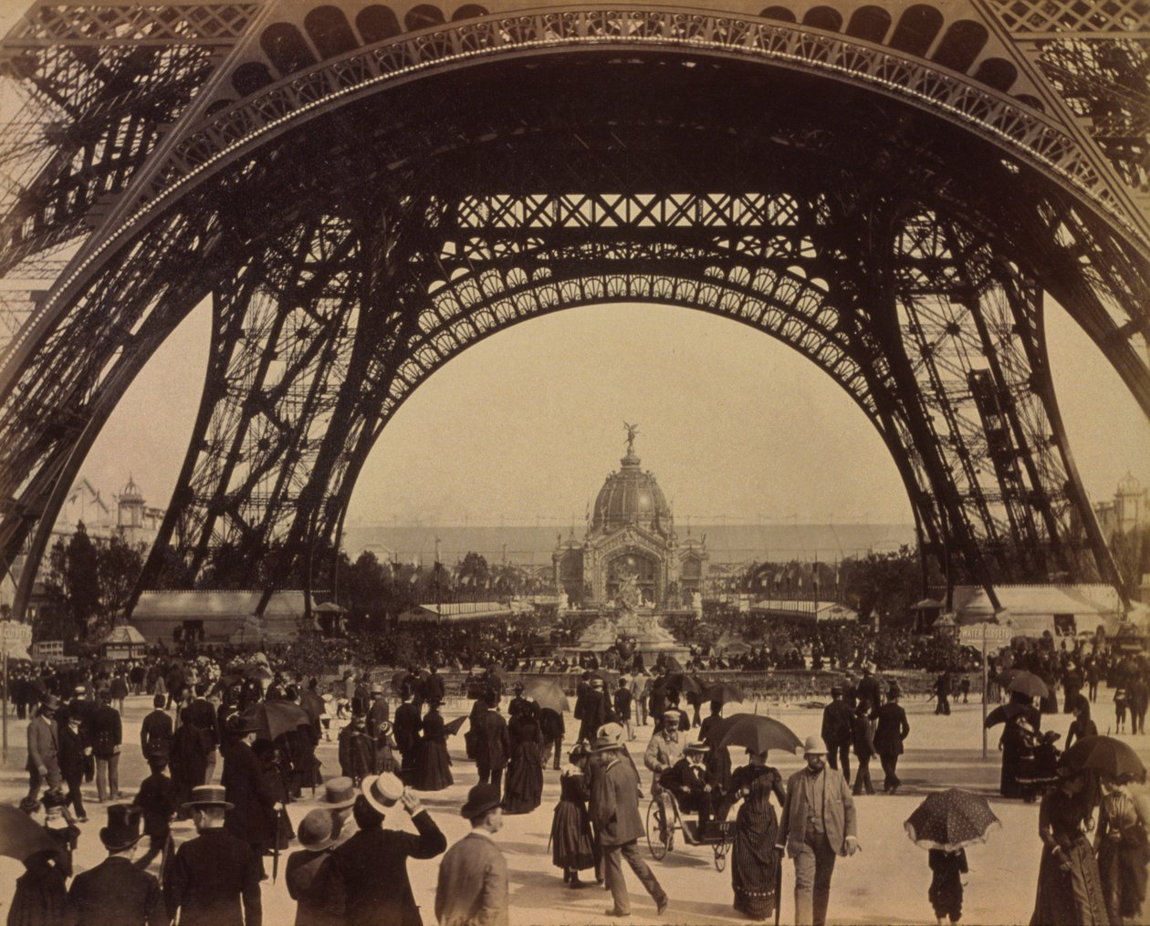 Eiffel-tornin tukikohta, Pariisin näyttely tekijältä . .