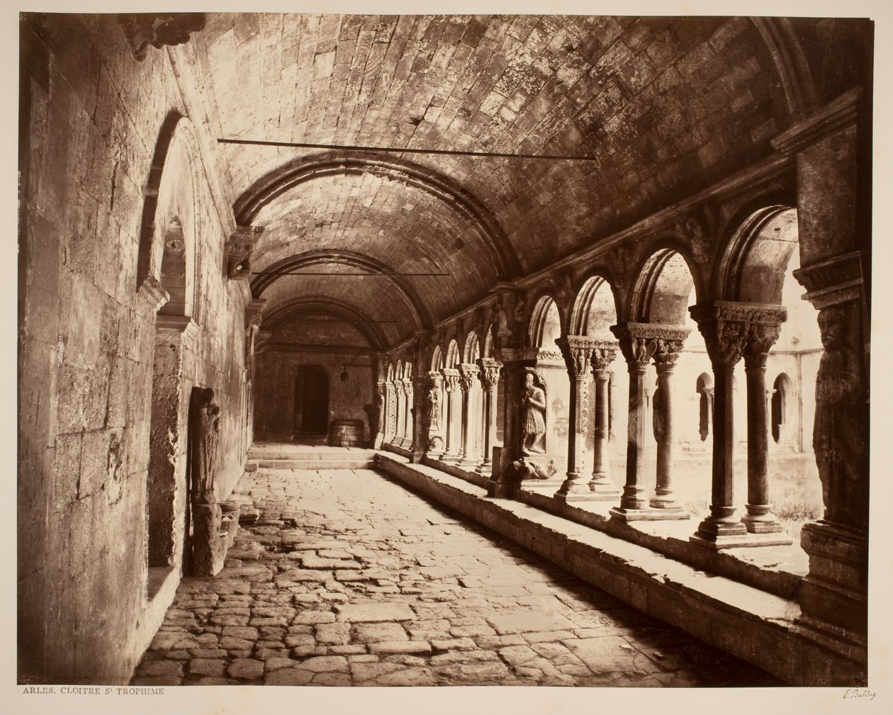 Arles. Cloitre St. Trophime (pohjoinen galleria) tekijältä Edouard Denis Baldus