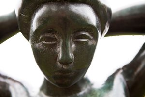 Hiuksiaan järjestävä kylpylä, yksityiskohta, 1930 (pronssi)