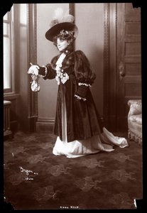Anna Held, 1904 (hopeagelatiiniprintti)