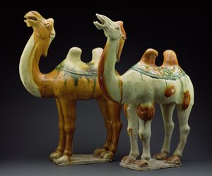 Kaksi kamelia, Tang-dynastia (618-907) (lasitettu keramiikka)