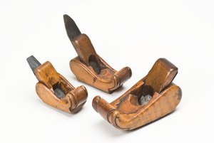 Kolme viulunvalmistajan konetta, 1700-luvun loppu (puksipuu)