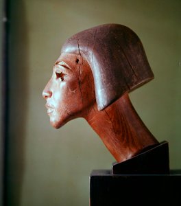 El-Amarna-tyylinen pää (puuta)