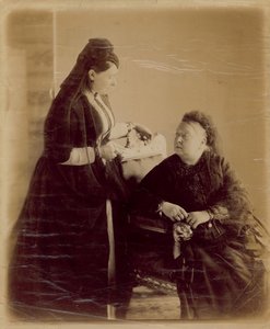 Kuningatar Victoria istuu