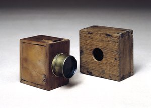 Kaksi hiirenloukkukameraa, n. 1835 (puu)