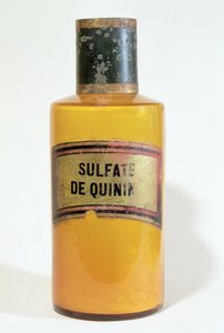 Farmaseuttinen kiniinipullo (lasi)