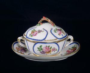 Sevres kulho ja lautanen, 1764 (posliini)