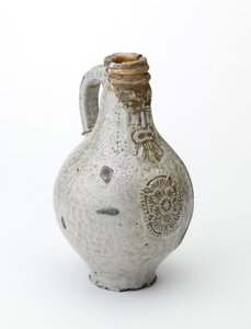 Bellarmine-kannu, n. 1660-70 (suolalasitettu kivitavara)