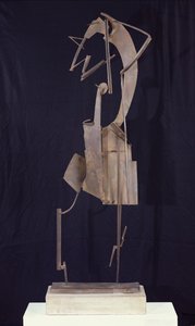 Nainen järjestämässä hiuksiaan, 1929-30 (metalli)
